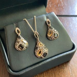 Sparkling teardrop earrings and necklace